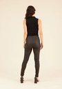 Calça Skinny Com Ziper Lateral Em Tecido Resinado