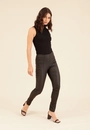 Calça Skinny Com Ziper Lateral Em Tecido Resinado