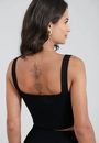 Blusa Cropped Em Malha Canelada Sem Manga Decote Coração