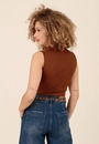 Blusa Sem Manga Com Gola Alta Em Malha Canelada