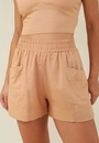 Short Em Linho Com Recorte E Bolso