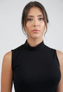 Vestido Midi Sem Manga Com Gola Alta Em Malha Canelada