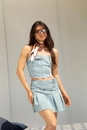 Saia Curta Em Jeans Com Pregas E Cinto Lateral