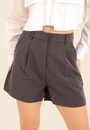 Short Em Alfaiataria Com Pregas E Bolso Faca