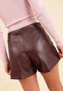 Short Saia Em Pu Recorte Frontal