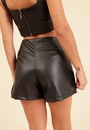 Short Saia Em Pu Recorte Frontal