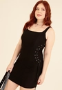 Vestido Curto Em Bengaline Com Ilhós Lateral