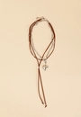 Choker Em Camurça Com Pingente Em Metal