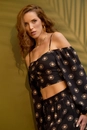 Blusa Cropped Ombro A Ombro Em Viscose Estampada Magia do Sol