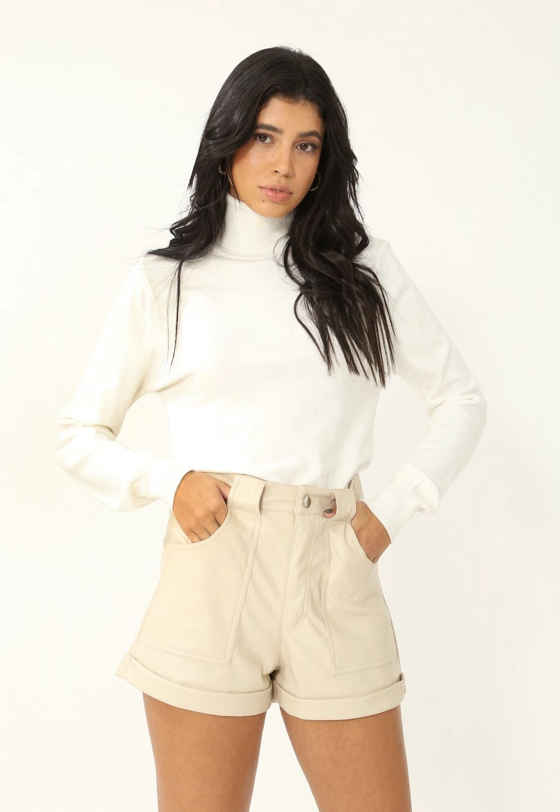 Short Couro Sintético Barra Virada