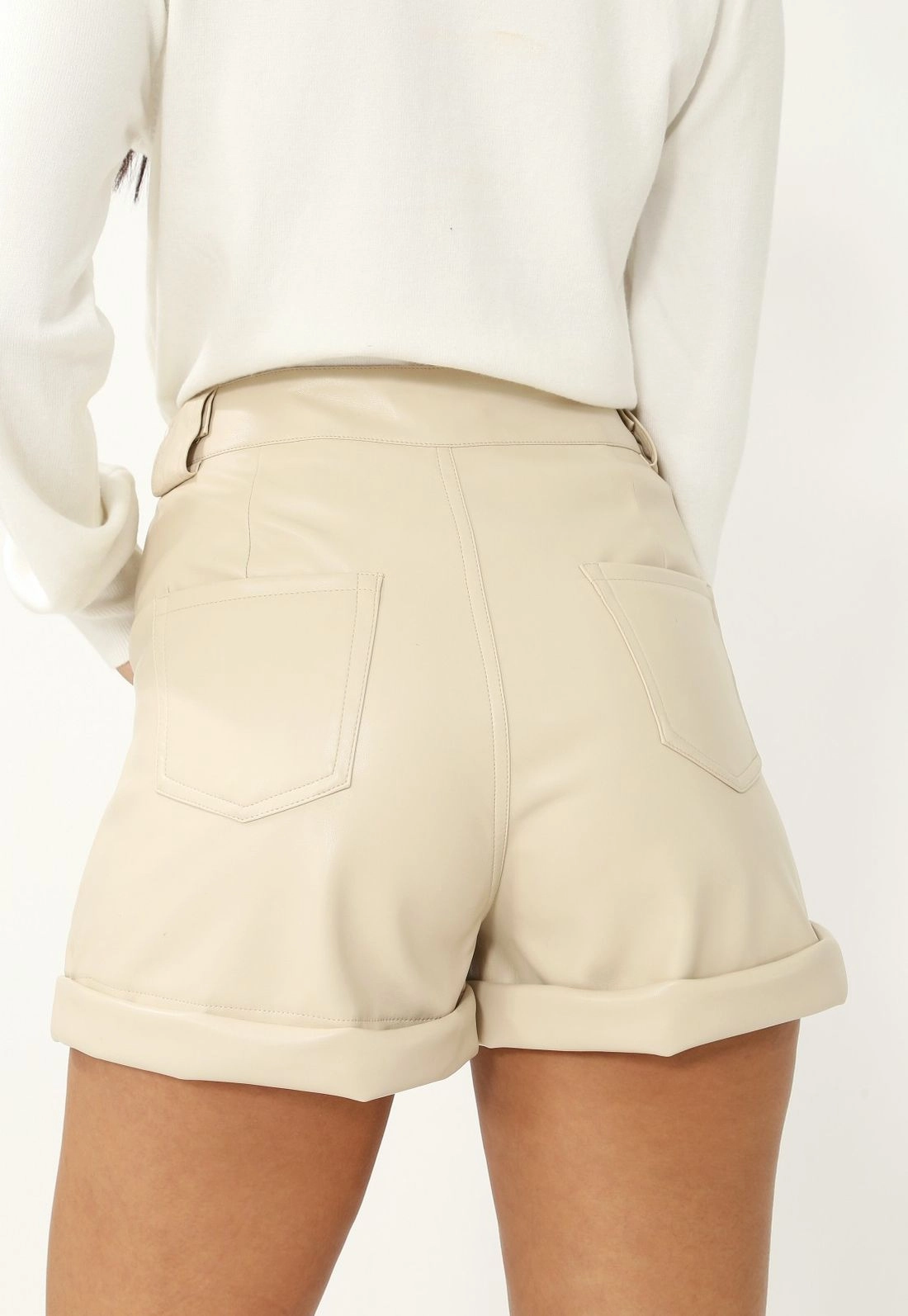 Short Couro Sintético Barra Virada