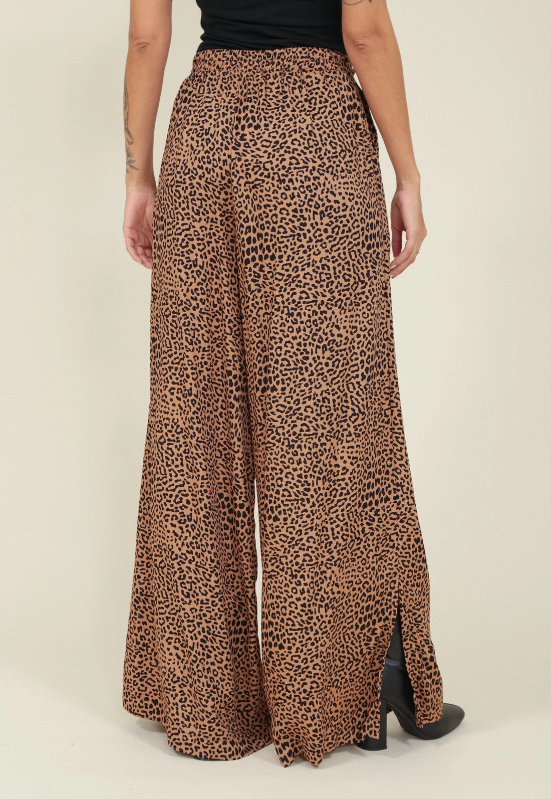 Calça Pantalona Em Viscose Animal Print