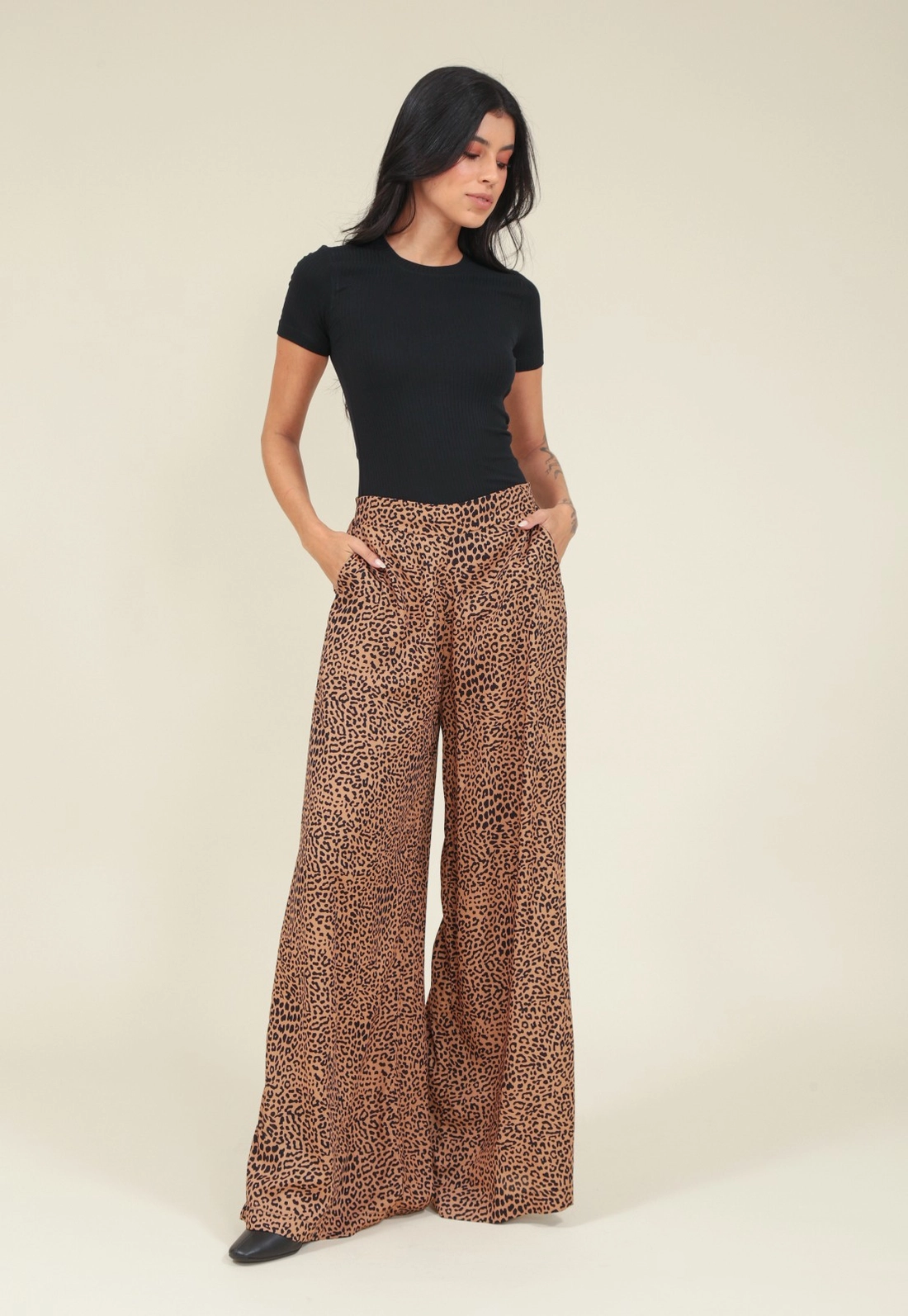 Calça Pantalona Em Viscose Animal Print