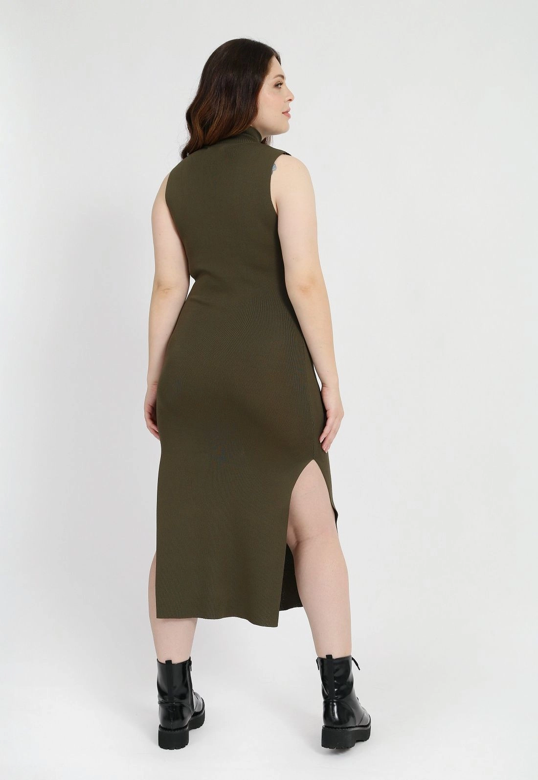 Vestido Tricô Sem Manga Gola Alta
