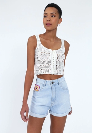 Shorts Jeans Cintura Alta Barra Dobrada Bolso Croche