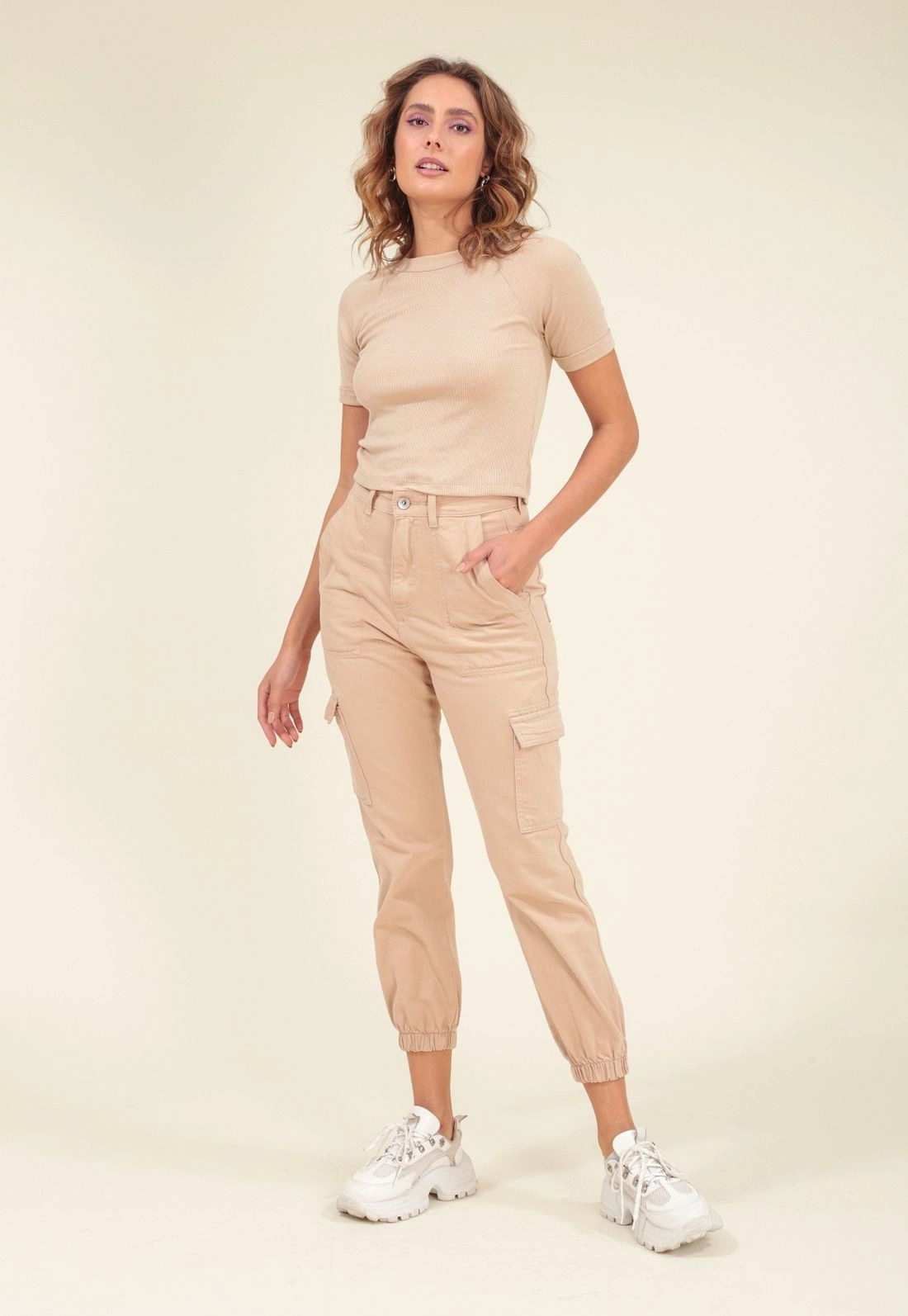 Calça Jogger Em Sarja Com Bolso Cargo