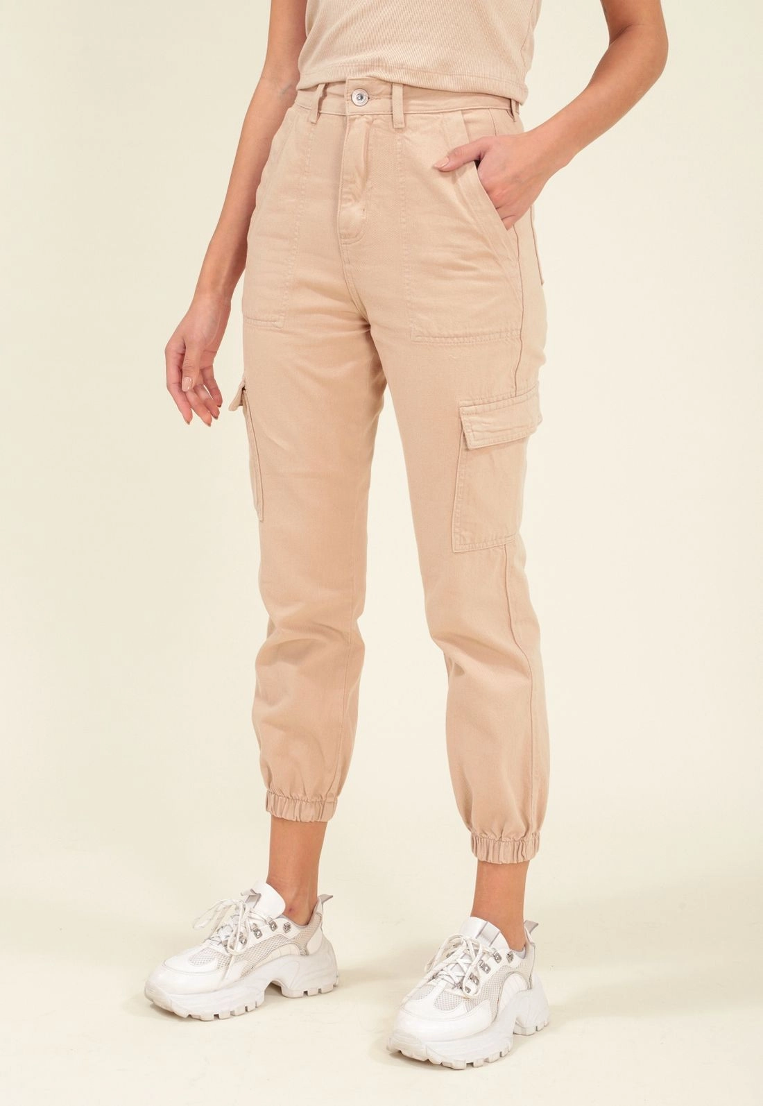 Calça Jogger Em Sarja Com Bolso Cargo