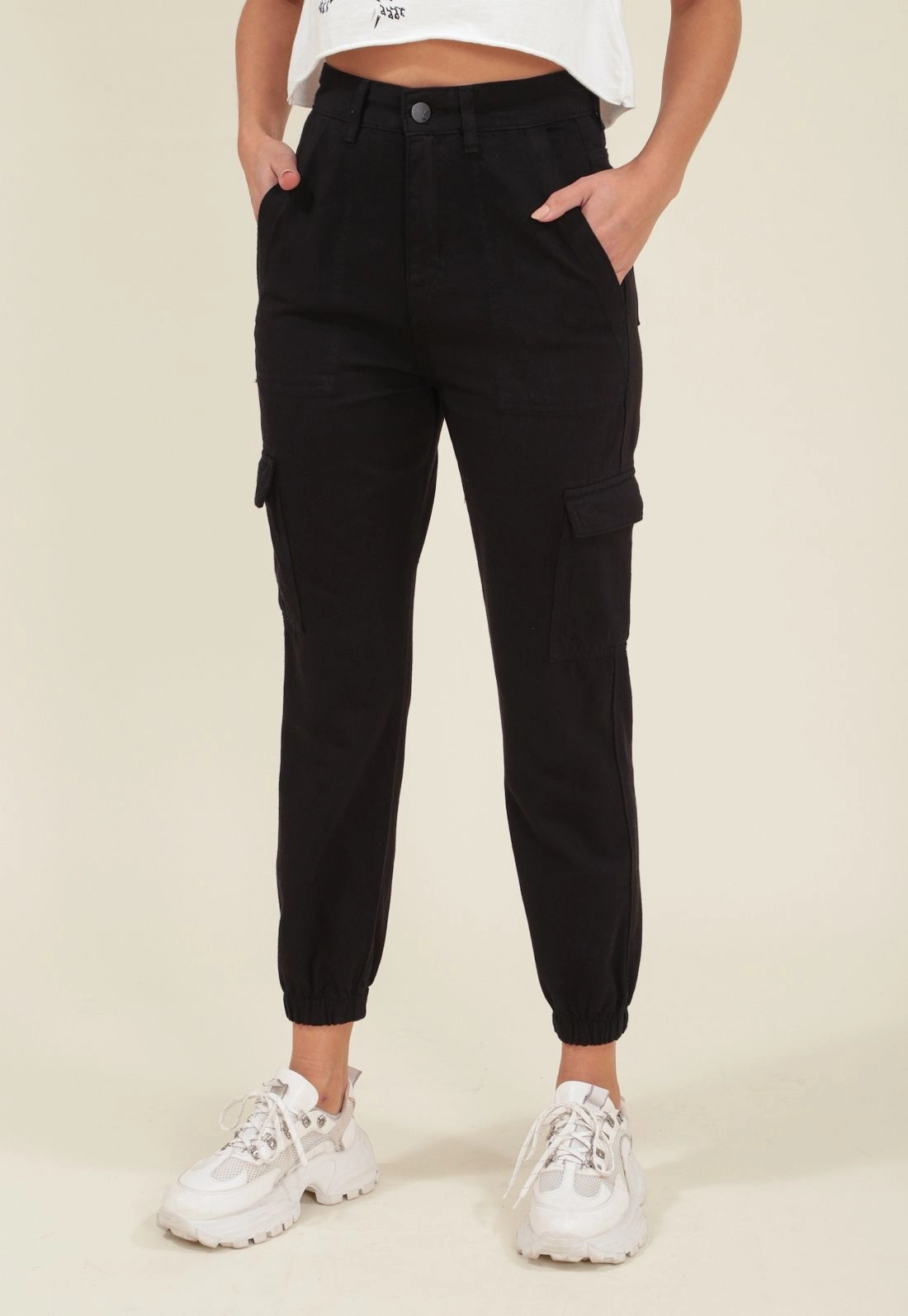 Calça Jogger Em Sarja Com Bolso Cargo
