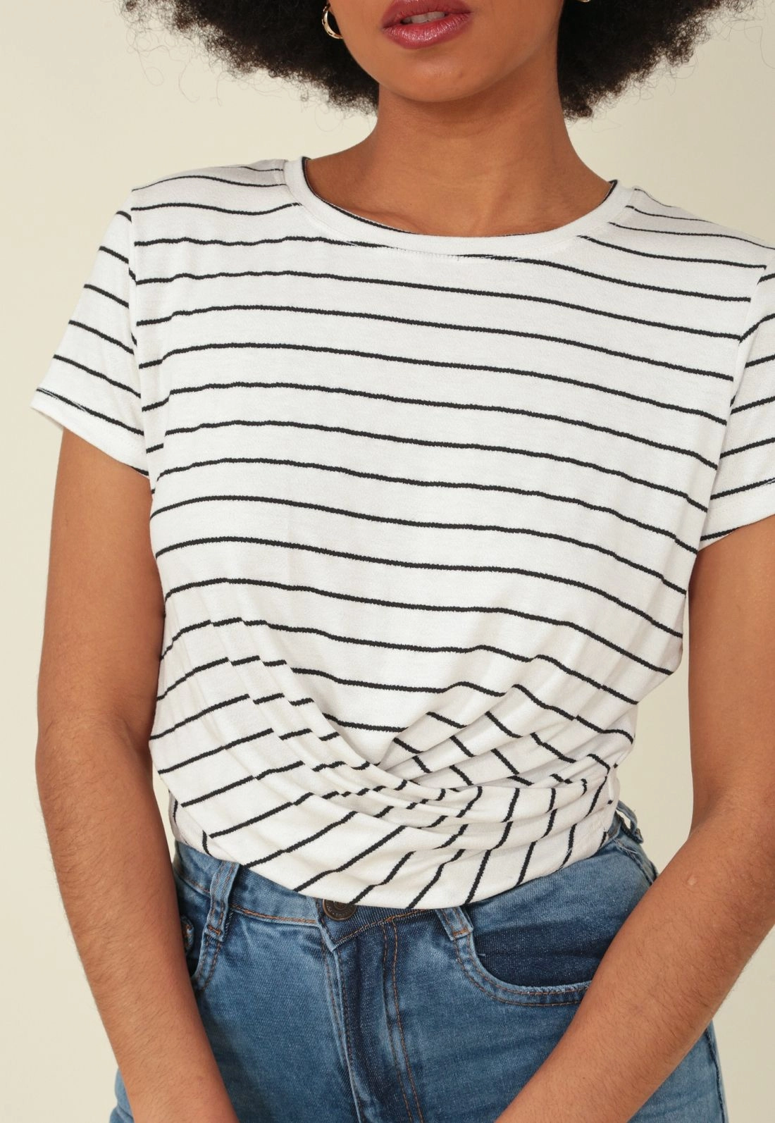Blusa Malha Listrada Transpassado Frente Manga Curta