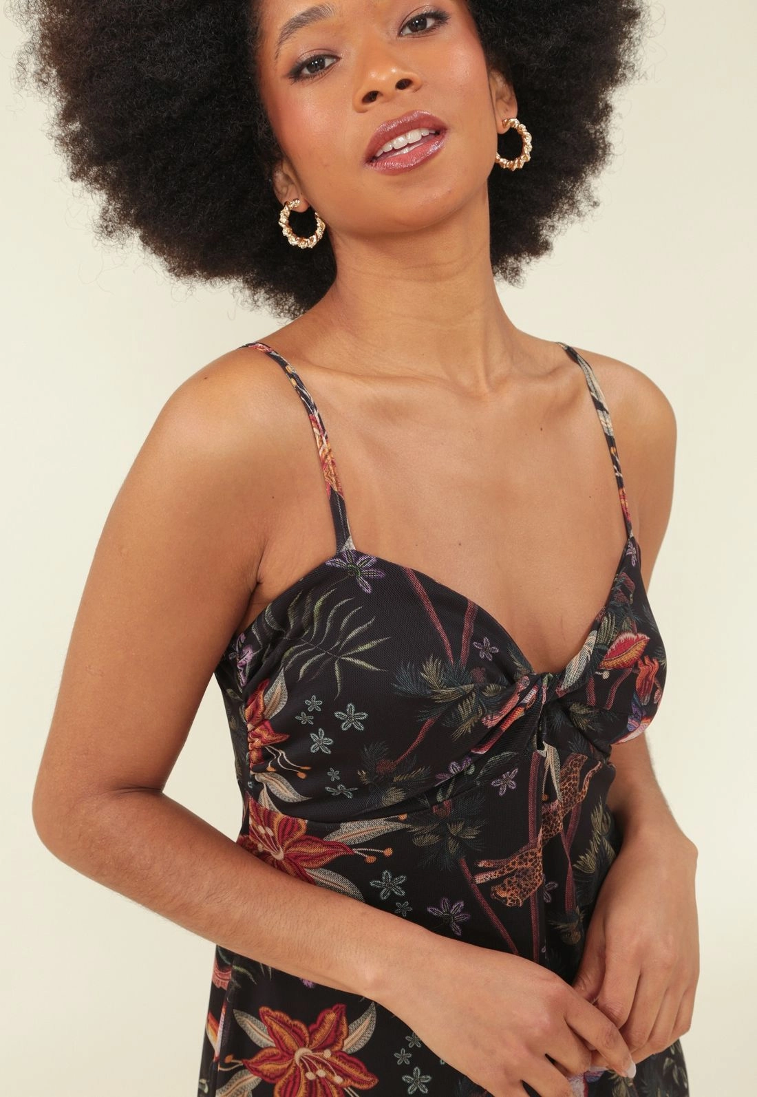 Vestido Em Tule Estampa Tropical Com Alca E Busto Torcido