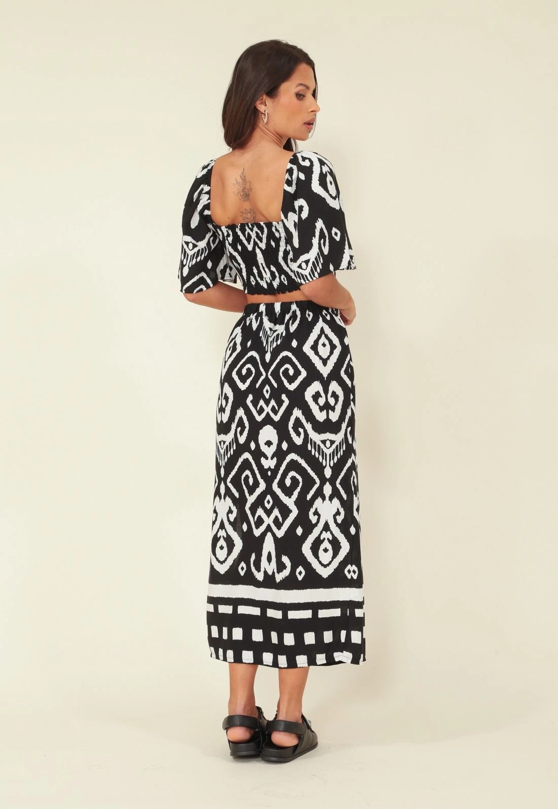 Saia Midi Em Viscose Com Estampa Barrada Etnica