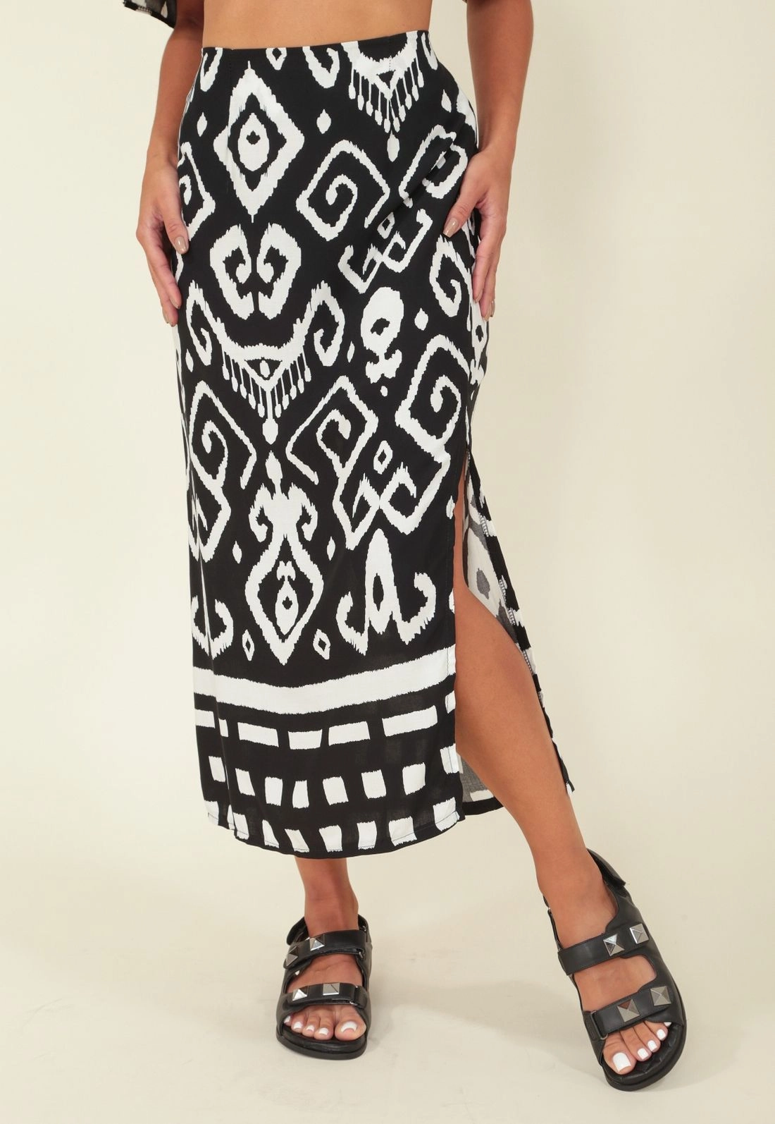 Saia Midi Em Viscose Com Estampa Barrada Etnica