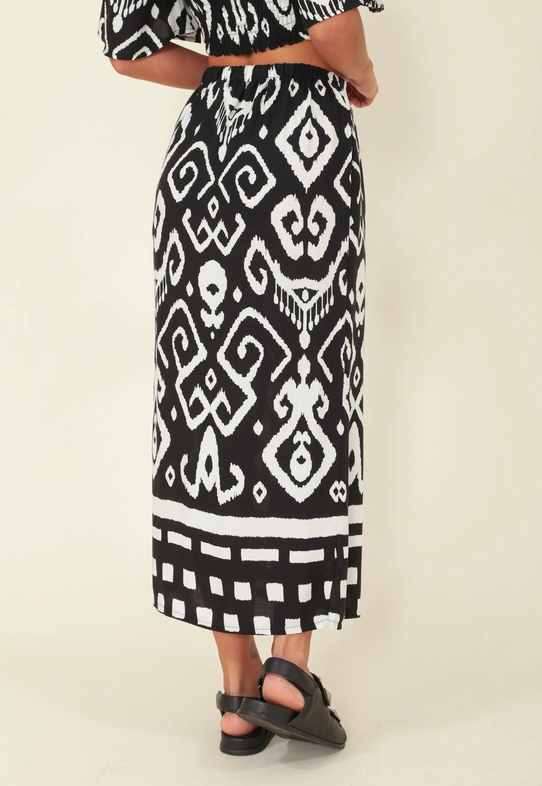 Saia Midi Em Viscose Com Estampa Barrada Etnica