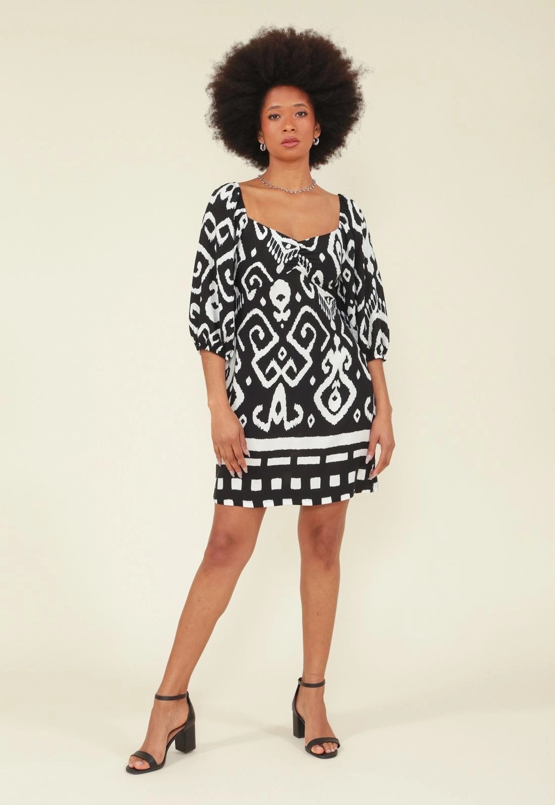 Vest Curto Manga Curta Em Viscose Com Estampa Barrada Etnica