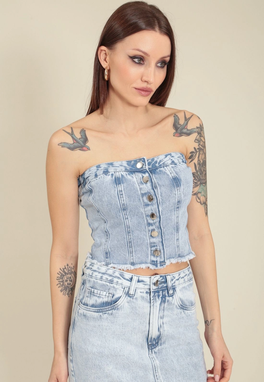 Cropped Tomara Que Caia Em Jeans Com Recorte E Botões