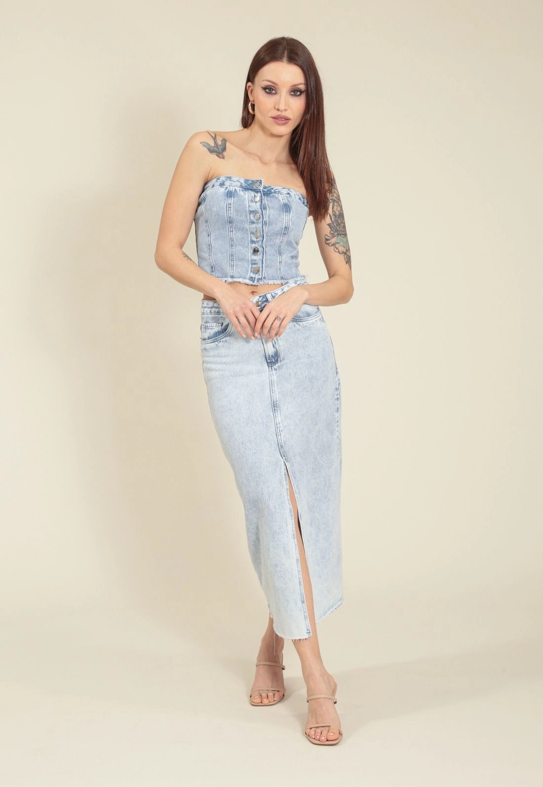 Cropped Tomara Que Caia Em Jeans Com Recorte E Botões