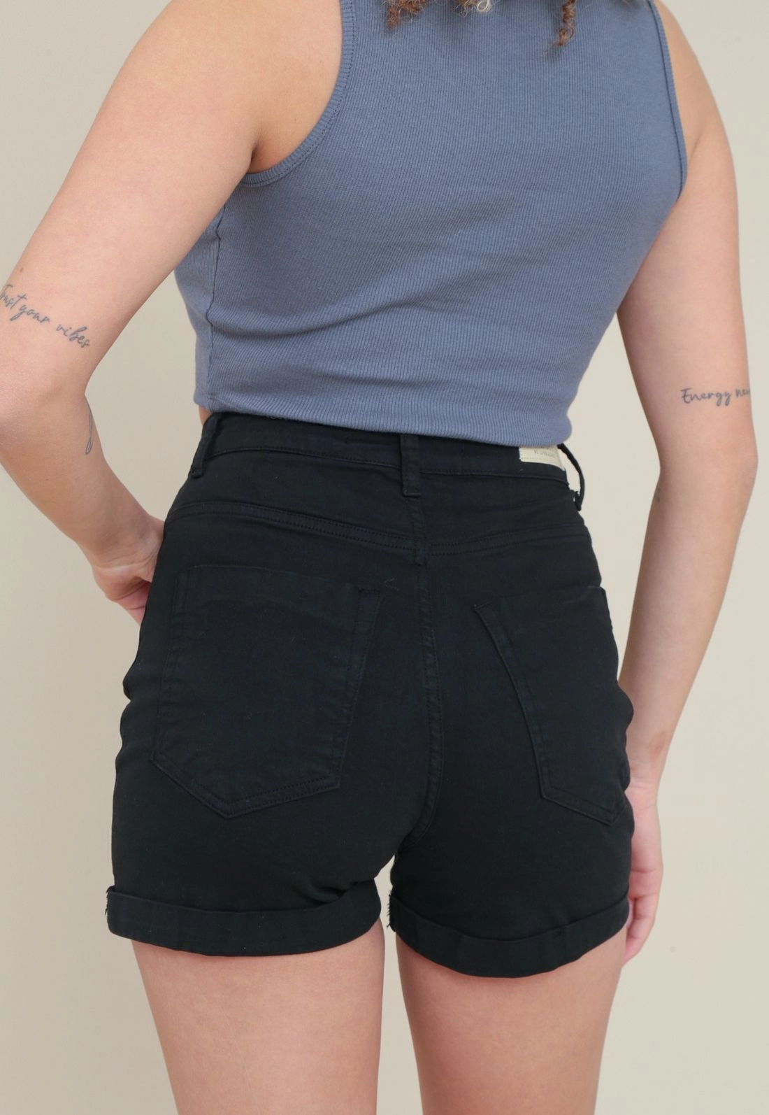 Short Sarja Lycra Cintura Alta Barra Virada