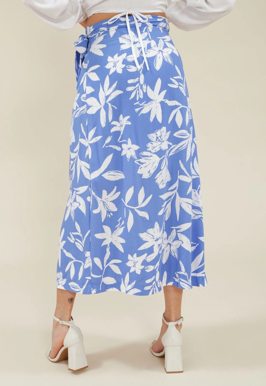 Saia Midi Em Viscose Estampado Floral Com Transpasse