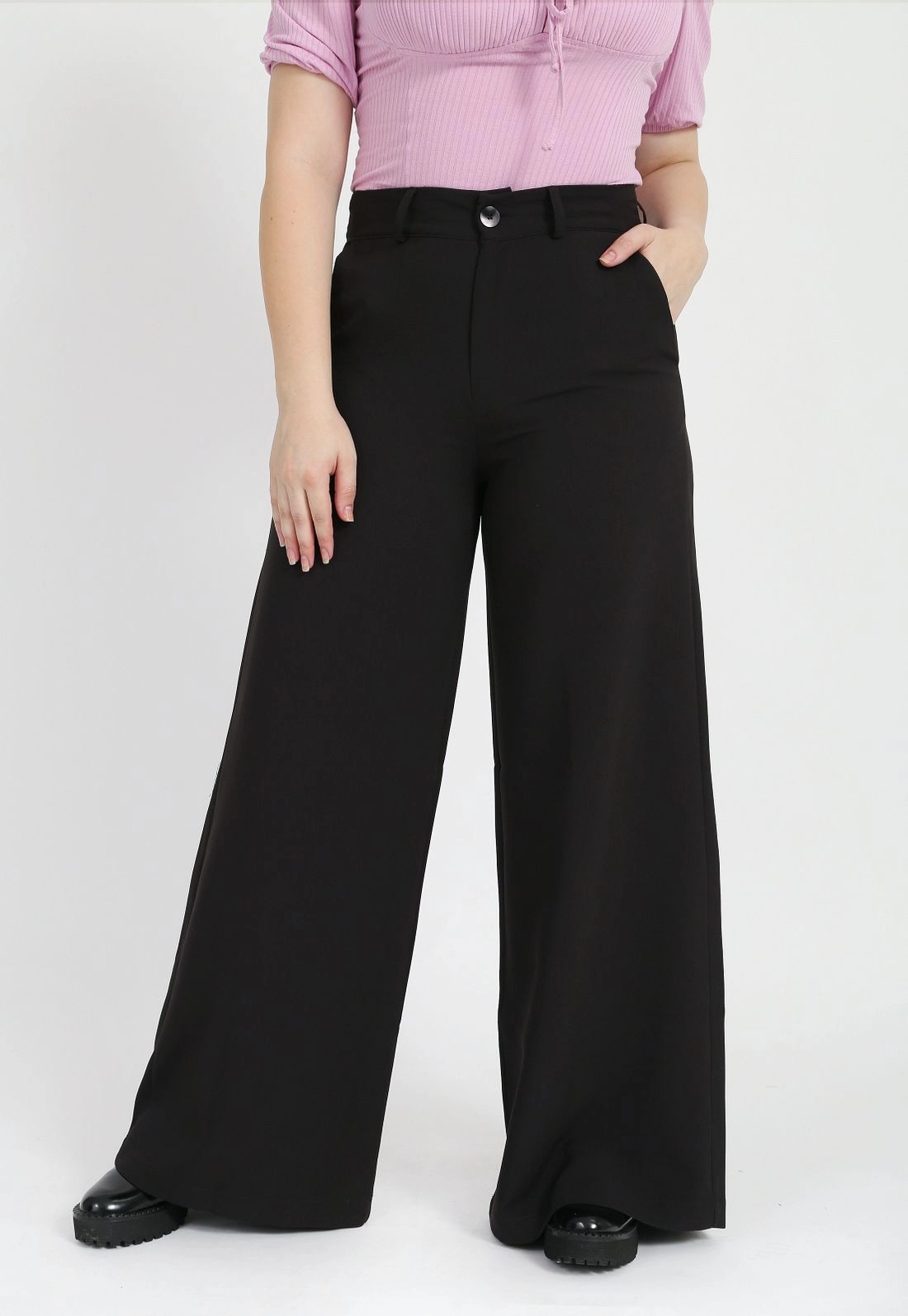 Calça Crepe Pantalona Bolso