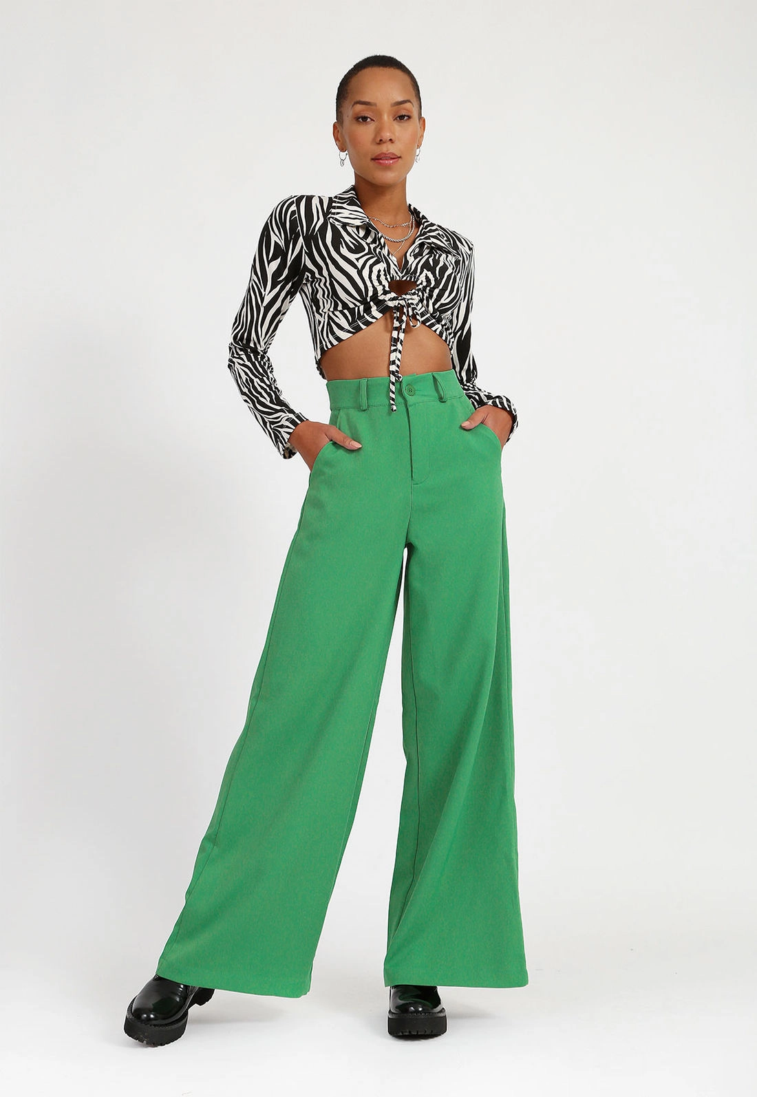 Calça Crepe Pantalona Bolso
