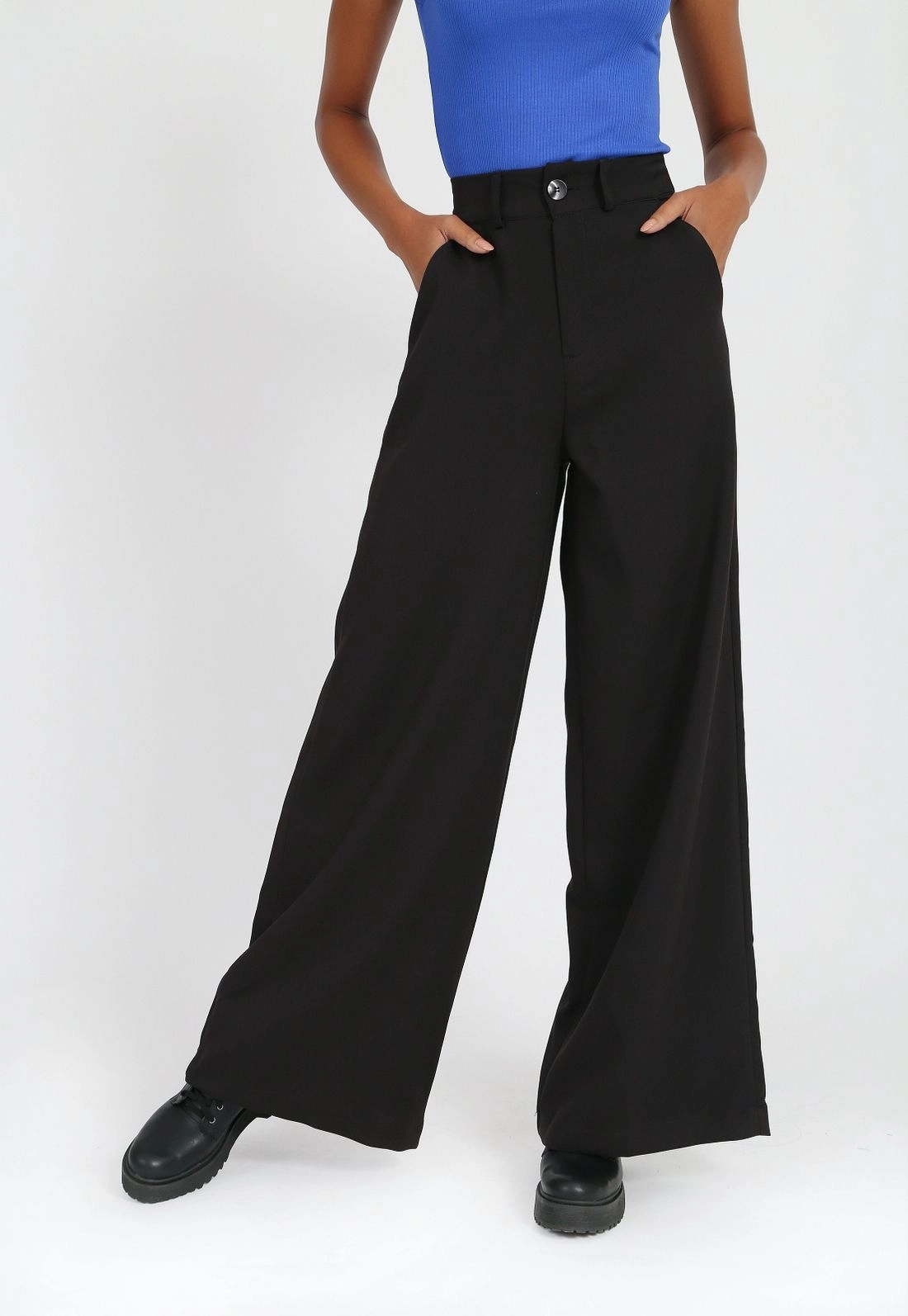 Calça Crepe Pantalona Bolso