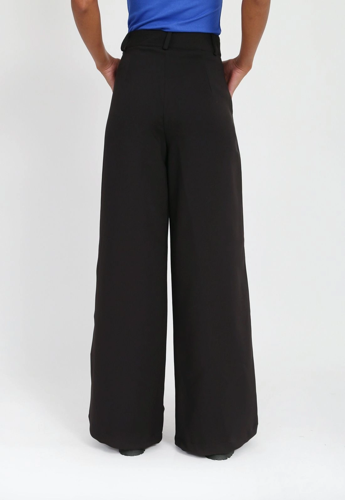 Calça Crepe Pantalona Bolso