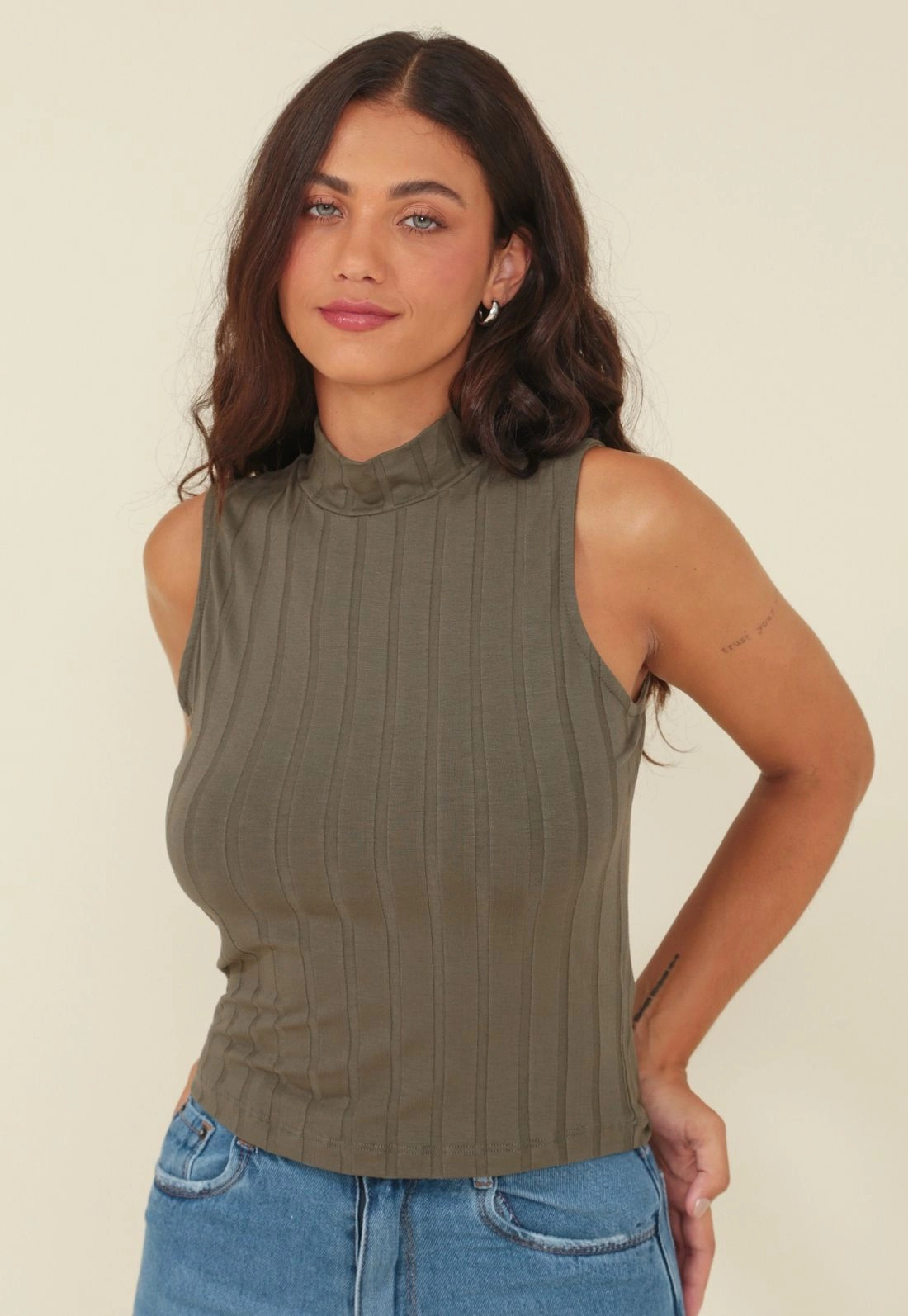 Blusa Malha Canelada Gola Alta Sem Mangas