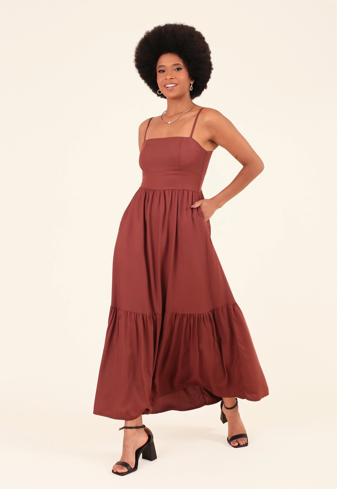 Vestido Midi Em Viscose Com Alça Recorte E Bolso