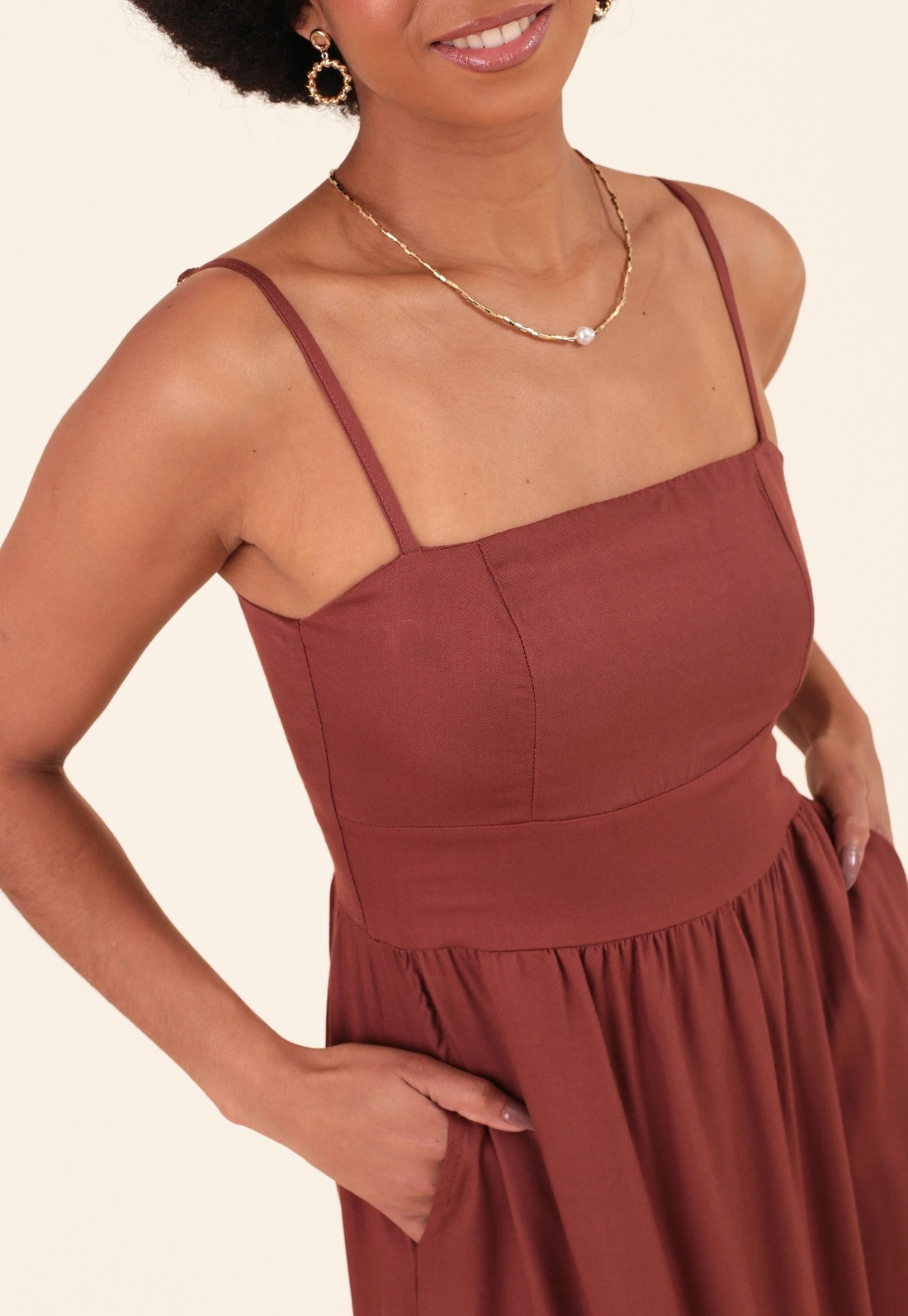 Vestido Midi Em Viscose Com Alça Recorte E Bolso