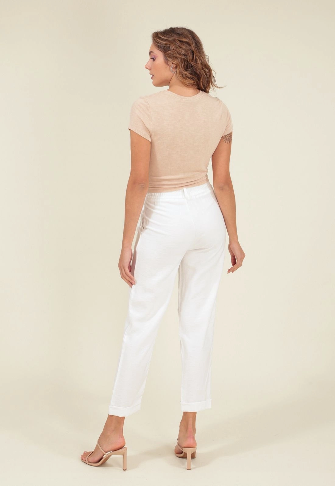 Calça Cenoura Alfaiataria Em Viscose Twill Com Pregas