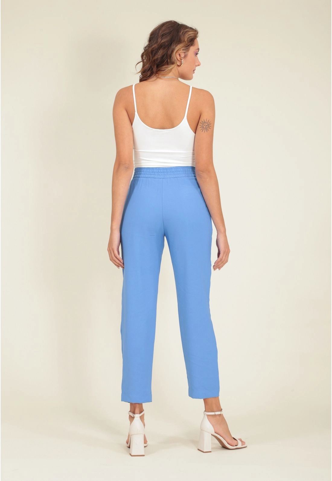 Calça Cenoura Alfaiataria Em Viscose Twill Com Pregas