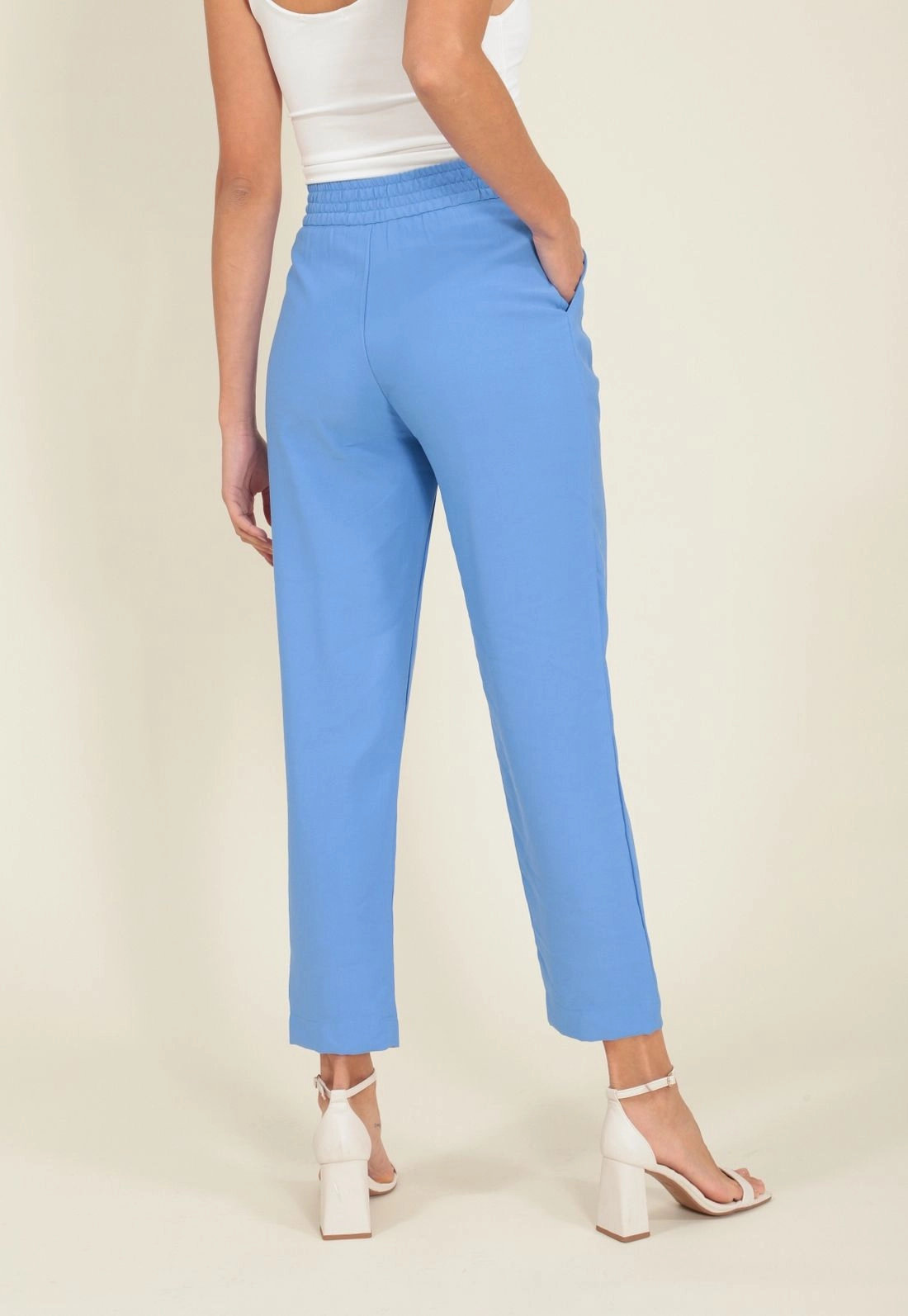 Calça Cenoura Alfaiataria Em Viscose Twill Com Pregas