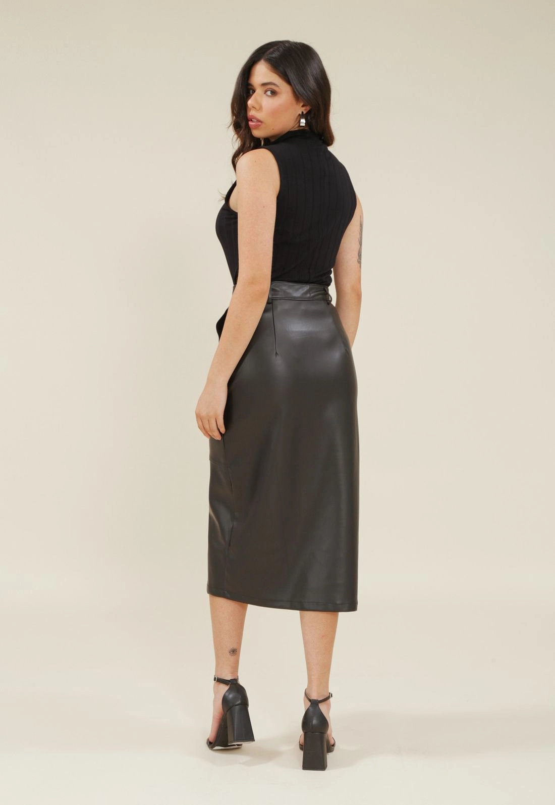 Saia Midi Em PU Com Fenda Frente