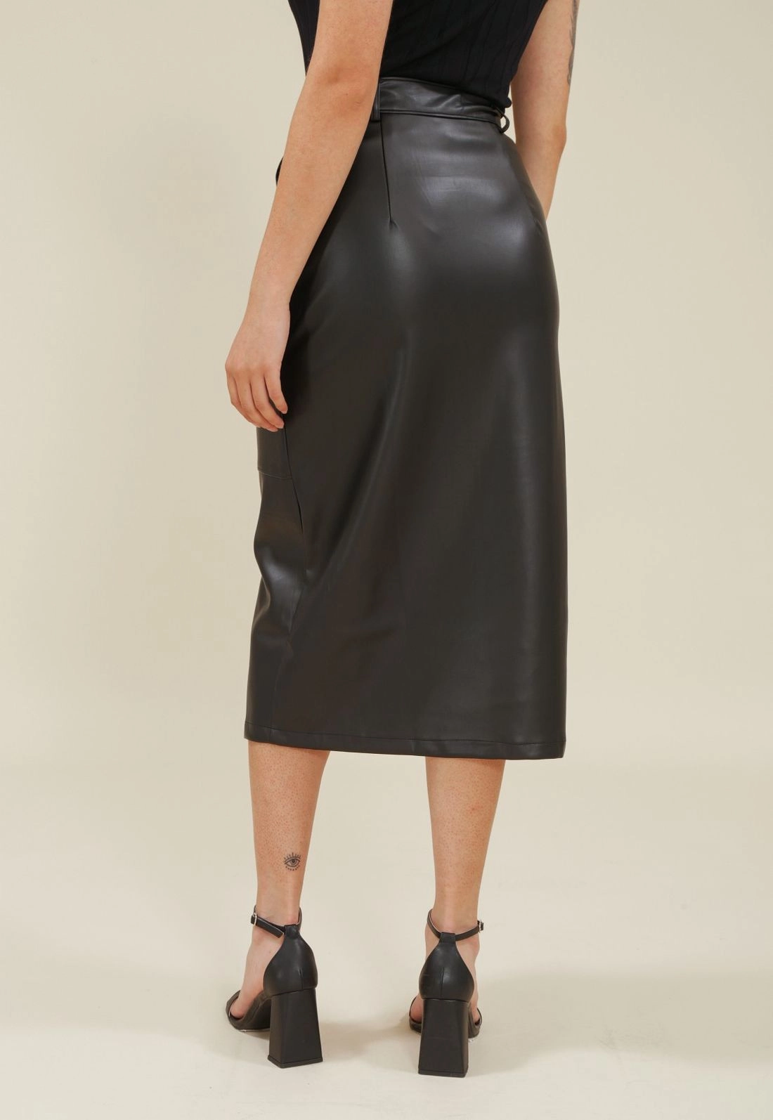 Saia Midi Em PU Com Fenda Frente