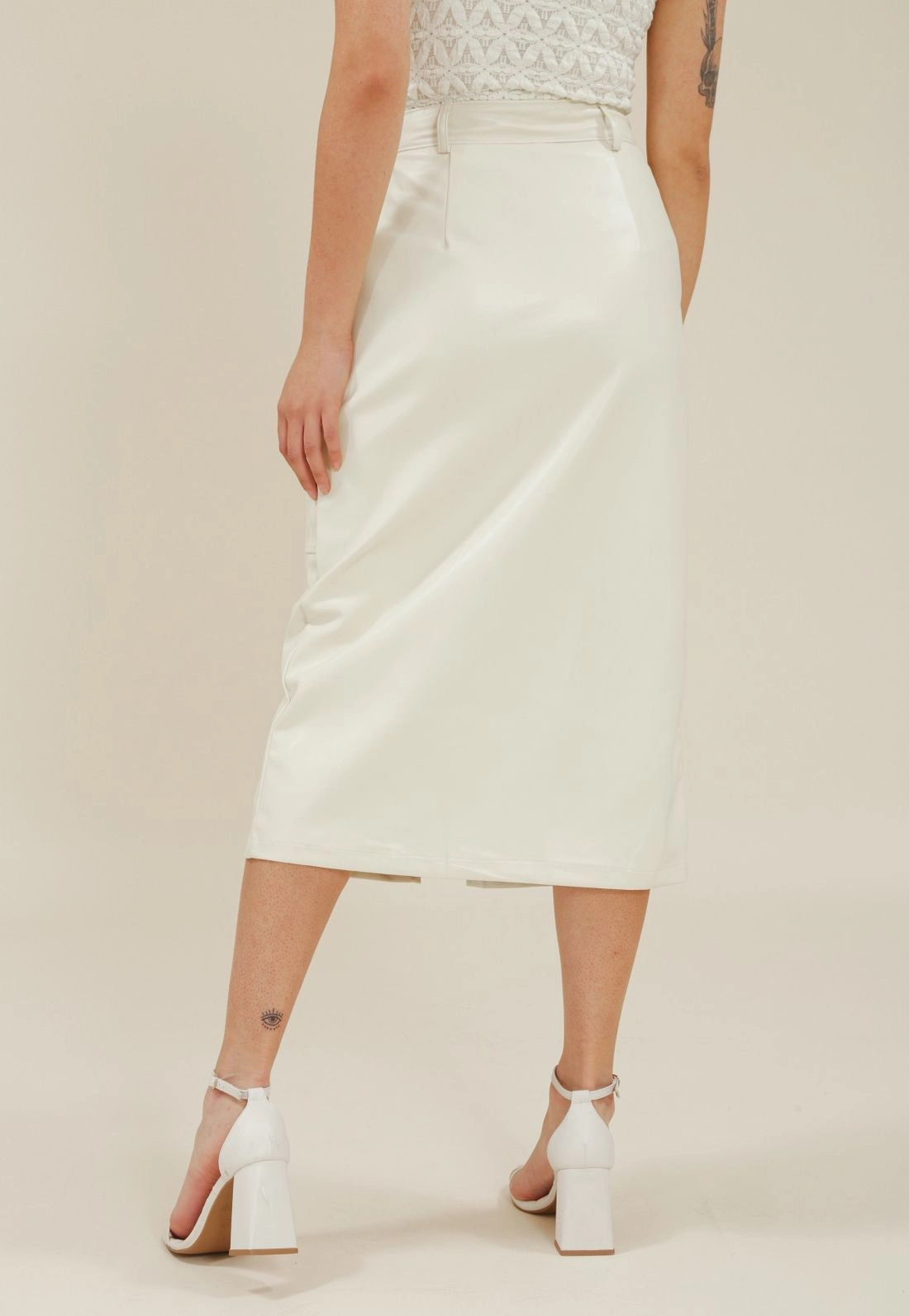 Saia Midi Em PU Com Fenda Frente