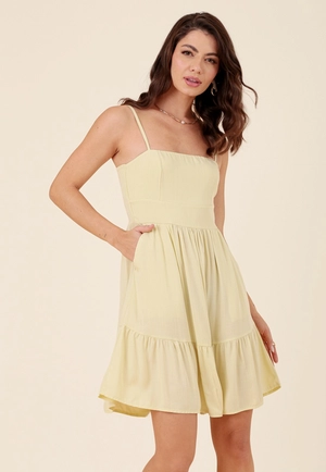 Vestido Curto Em Viscolinho Alça Recortes E Bolso