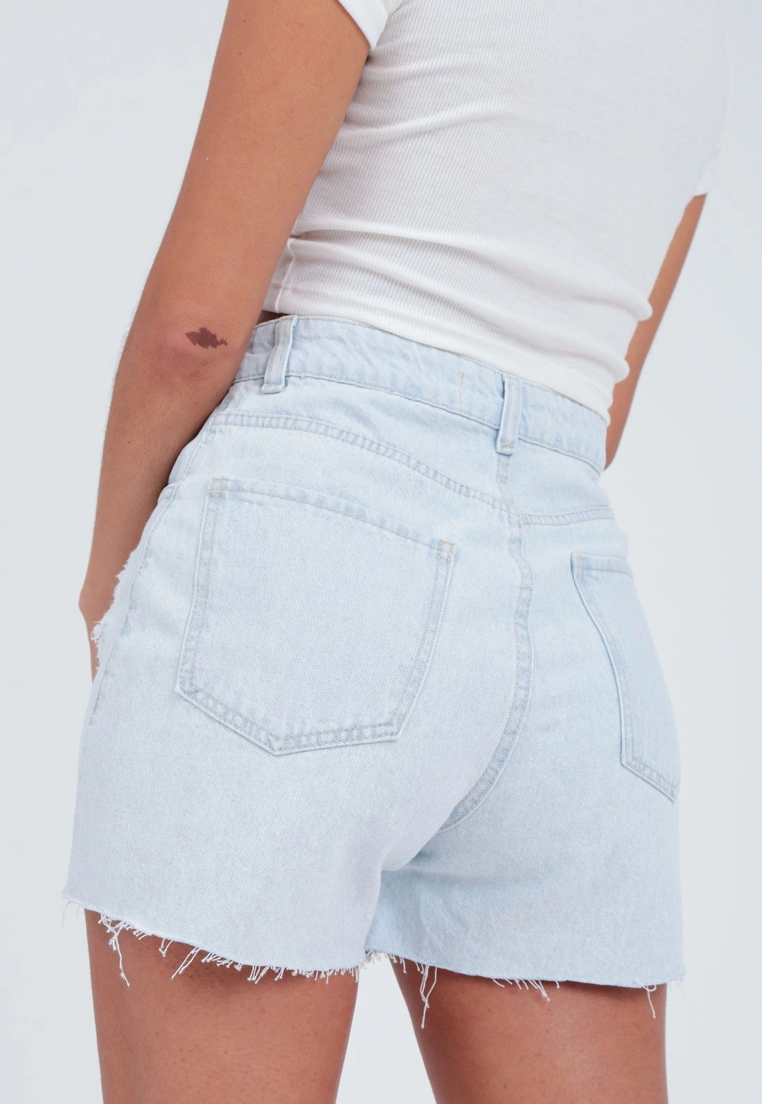 Shorts Jeans Azul Claro Barra Laser Puido