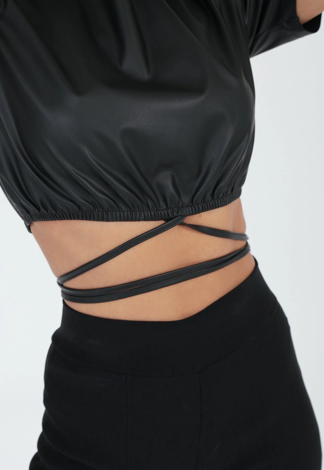Blusa Cropped Couro Sintético Amarração