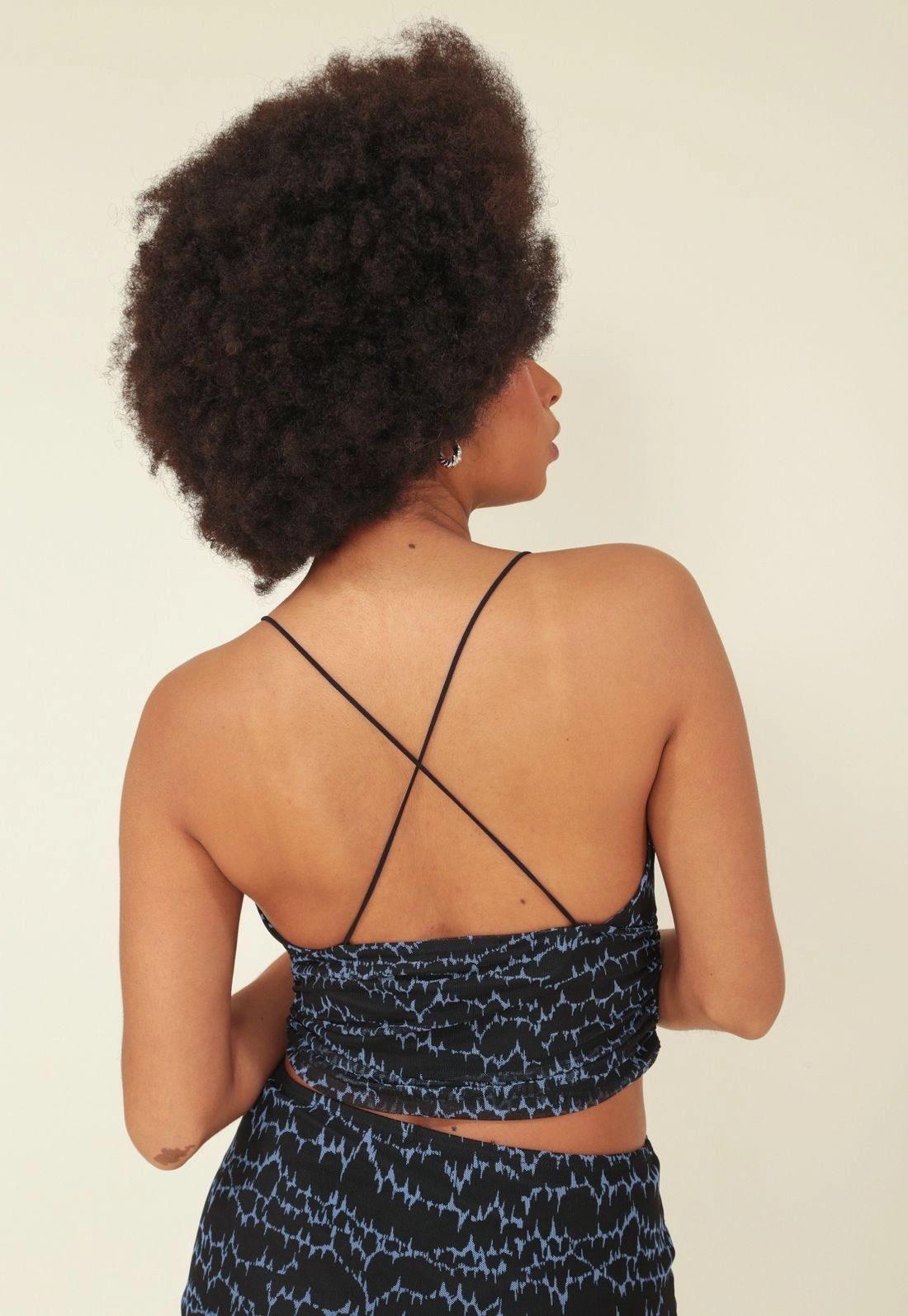 Blusa Cropped Alça Tule Estampado Storm Franzido Lateral