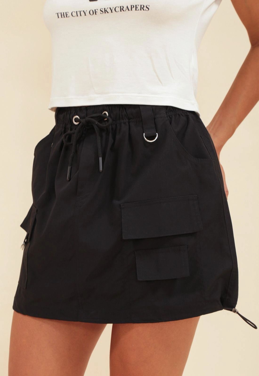 Saia Curta Em Nylon Com Bolso Cargo E Puxador